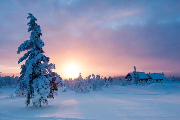 A Saariselkä, on peut skier en pleine nuit.