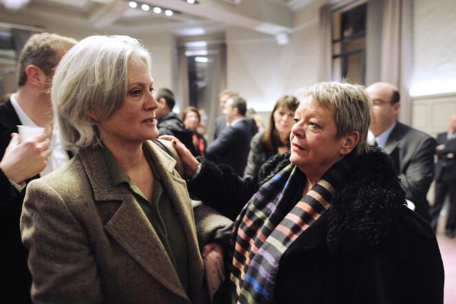 Penelope Fillon en compagnie de Sylvie Fourmont, la secrétaire personnelle de François Fillon, à Paris en février 2013.