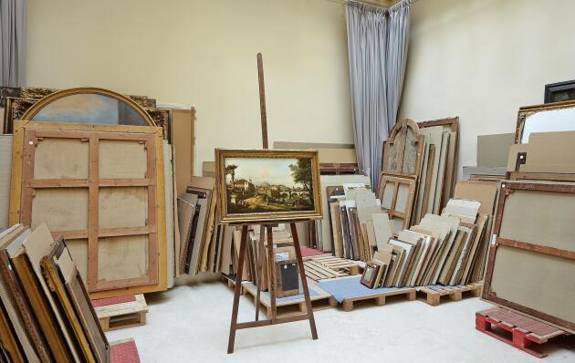 Pour l’agence Les visites particulières, Eric Turquin montre exceptionnellement sa salle de stockage de tableaux à expertiser.