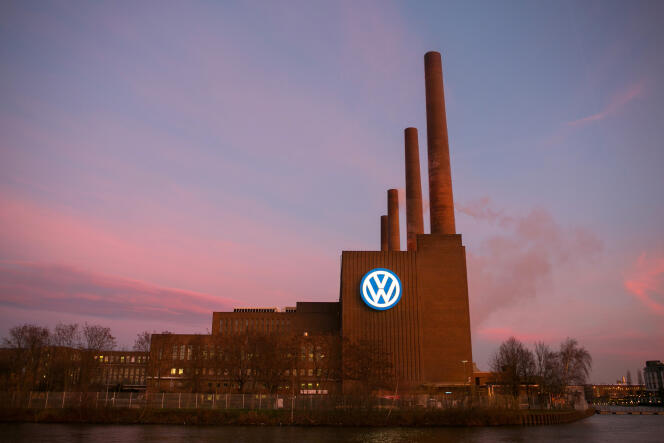Le logo de Volkswagen sur le mur de l’usine allemande de Wolfsburg de la firme automobile, en décembre 2015.