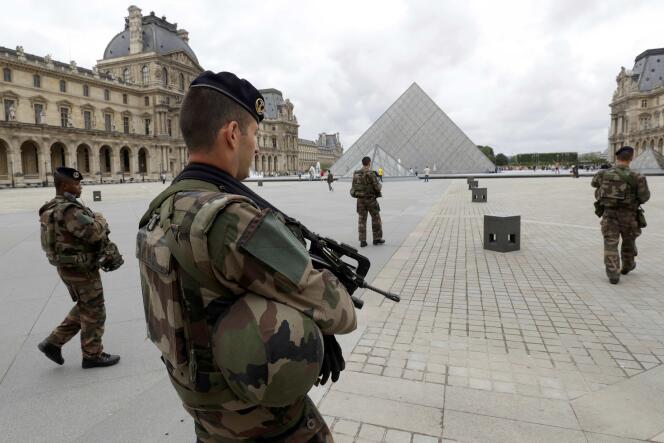 Des soldats français au Louvre, le 13 juin 2016.