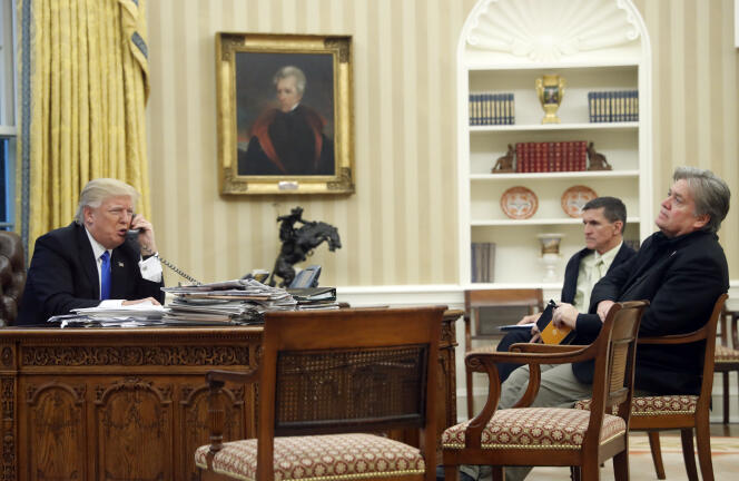 Donald Trump dans le bureau Ovale, avec Michael Flynn, alors conseiller à la sécurité nationale, et Steve Bannon, conseiller, le 28 janvier. Au mur, un portrait d’Andrew Jackson.