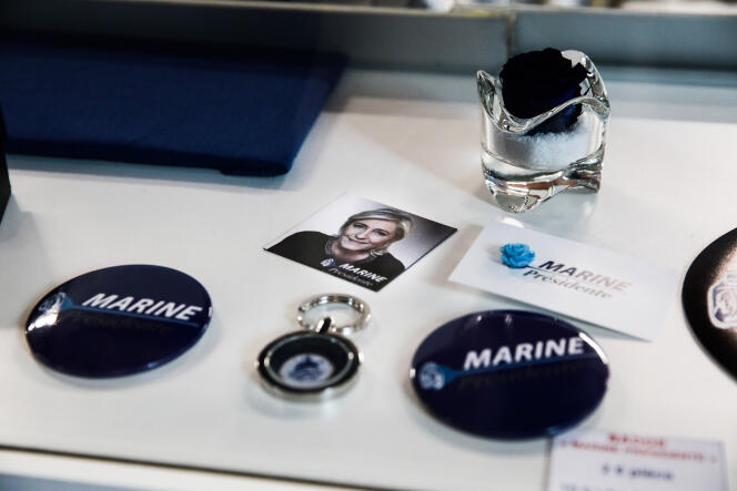 Merchandising lors des Assises présidentielles de Marine Le Pen à Lyon le 4 février.