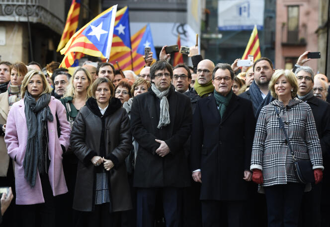 Artur Mas, avec à sa droite ses deux co-accusées Joana Ortega et Irene Rigau, en chemin vers le tribunal, à Barcelone, le 6 février.