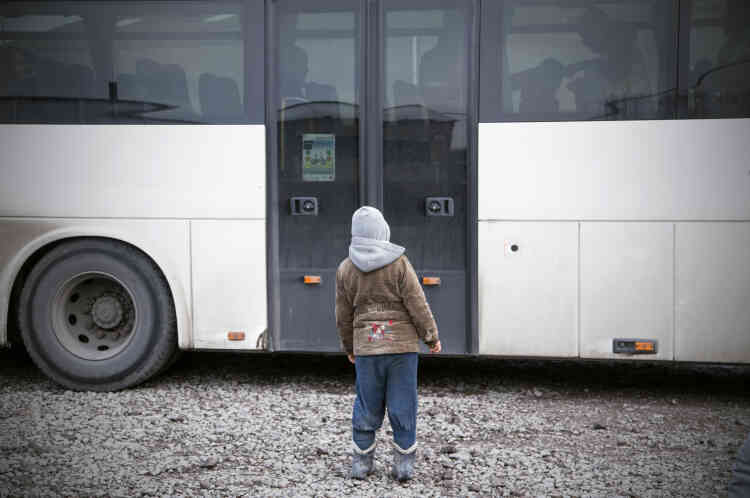 Le bus arrive à 13 heures pour venir chercher les enfants de la Linière et les déposer à l'école élémentaire ou au collège. Un des jeunes garçons redescend, car il apprend qu'il sera séparé de ses frères et sœurs.