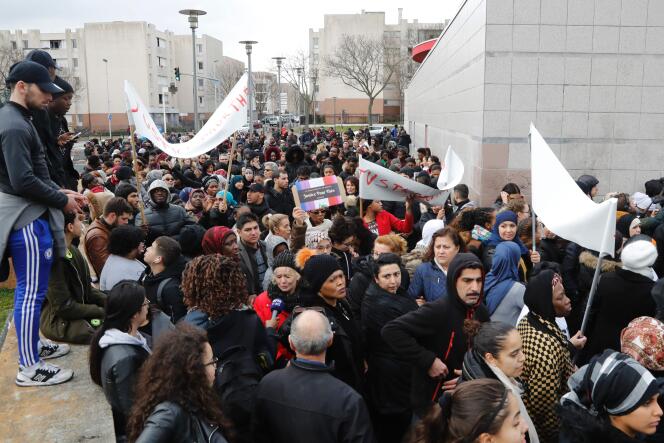 Des manifestant brandissent une banderole « Justice pour Théo » lors d’une marche à Aulnay-sous-Bois le 6 février.