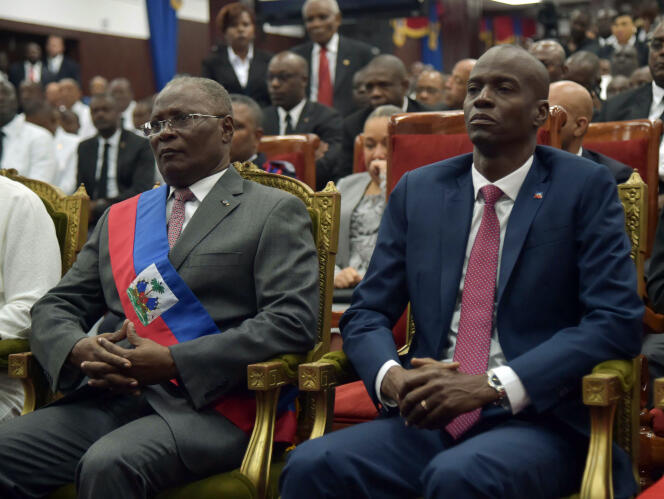 Le président haïtien, Jocelerme Privert, au côté du président haïtien élu, Jovenel Moise, lors de sa cérémonie d’investiture, à Port-au-Prince (Haïti), le 7 février 2017.