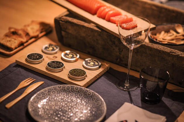 La table d’hôtes de la manufacture Kaviari propose de déguster trois types de caviar différents.