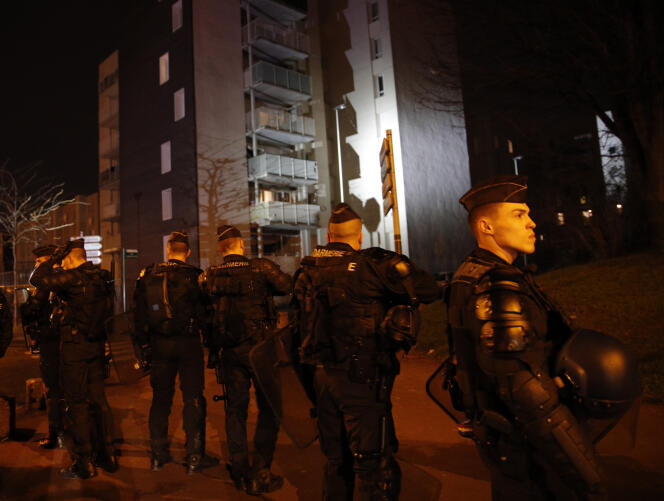Des gendarmes en poste à Aulnay-sous-Bois le 7 février.