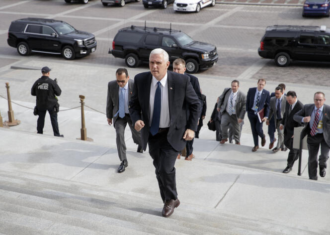 Le vice-président Mike Pence se rend au Capitole pour voter la confirmation de Betsy DeVos comme secrétaire à l’éducation, le 7 février.