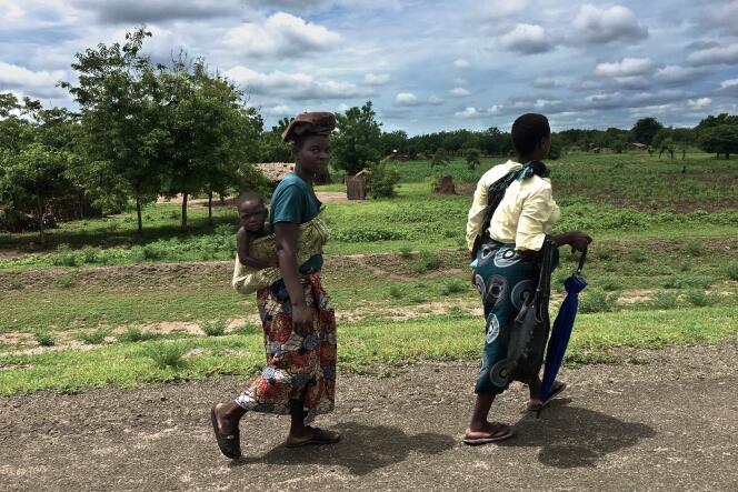 Deux femmes sur la route du marché sur la M1, dans le district de Nsanje.