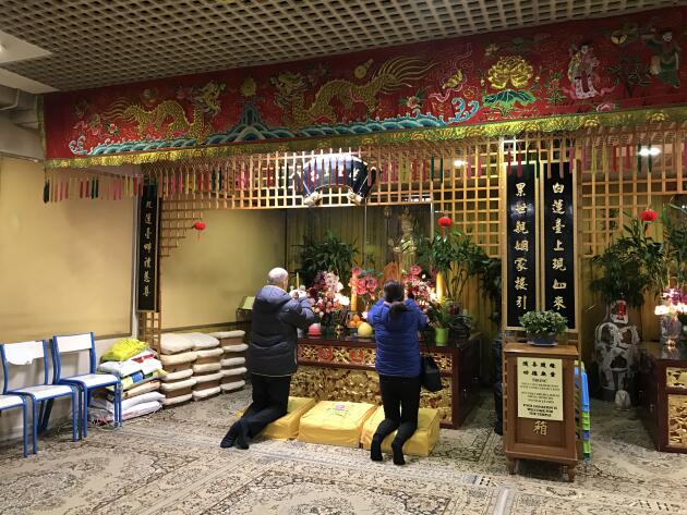 On accède à ce temple bouddhiste en traversant une galerie commerciale 100 % chinoise.