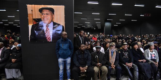 Des partisans d’Etienne Tshisekedi se recueillent devant sa dépouille, à Bruxelles le 5 février 2017.