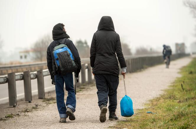 Migrants marchant le long d’une route menant à Calais, le 9 février.