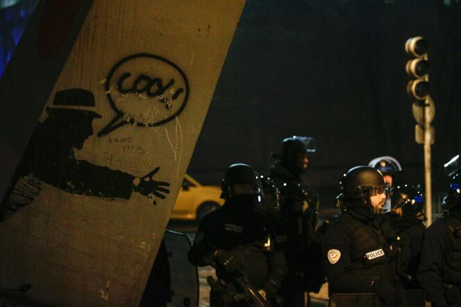 Des policiers venus encadrer la manifestation à  Bobigny, le 11 février.