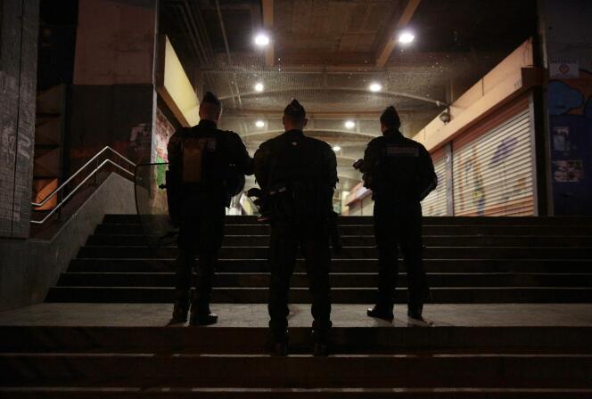 Policiers en surveillance dans le quartier de la Rose des vents de la Cité des 3000 à  Aulnay-sous-Bois (Seine-Saint-Denis) le 6 février.