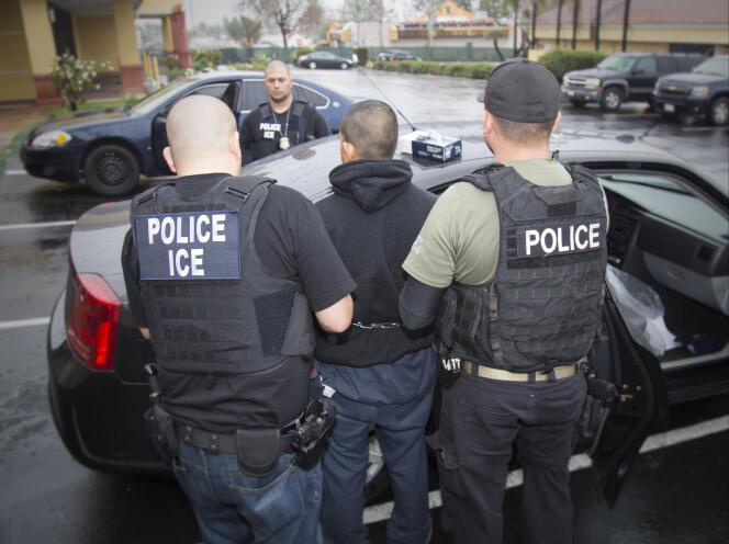 Photo diffusée le 7 février 2017 par l’Immigration and Customs Enforcement (ICE), montrant ses agents en train d’arrêter un homme, à Los Angeles.