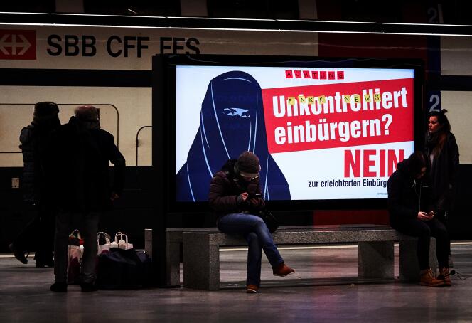 L’affiche du comité contre la naturalisation facilitée sur laquelle il est écrit : « Naturalisations incontrôlées ? NON », à la gare Zurich (Suisse), le 7 février 2017