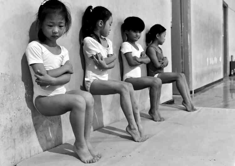 Quatre fillettes participent à une séance de fortification de leurs orteils, à l’école de gymnastique à Xuzhou, en Chine.