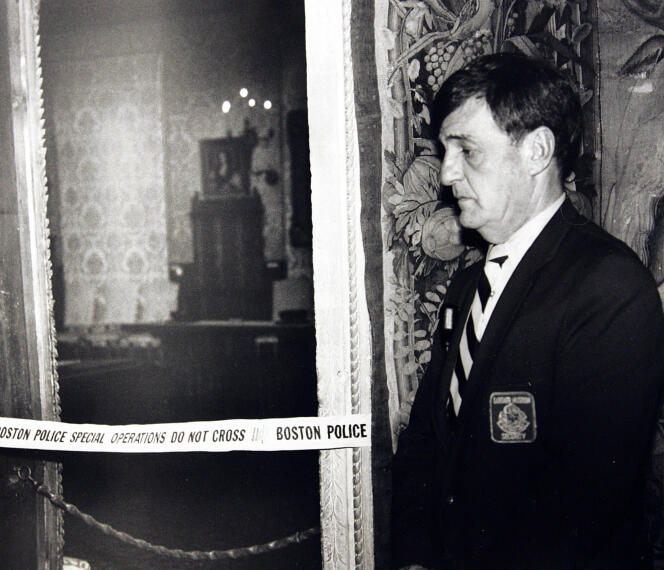 En mars 1990, un gardien est posté dans la Salle Hollandaise du musée, où plusieurs tableau de maître ont été dérobés.