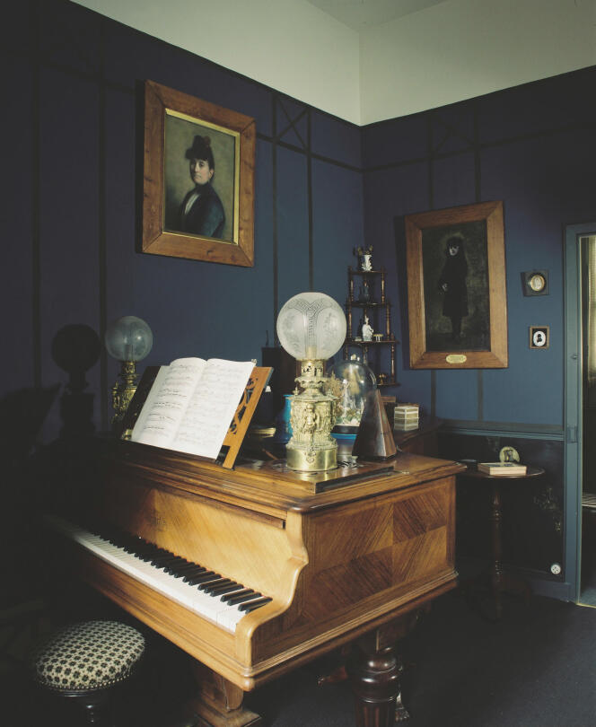 Le piano Erard sur lequel jouait Maurice Ravel (1875-1937), dans sa maison de Montfort-l’Amaury (Yvelines).