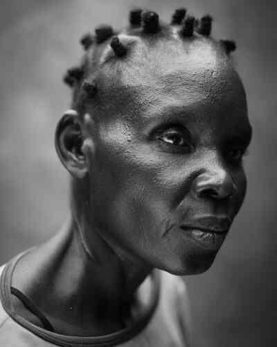 Hellen Alfred (41 ans) souffre de troubles mentaux. Elle vit au Sud-Soudan, où la prise en charge médicalisée de maladies mentales est très rare.