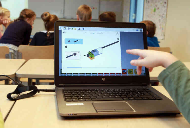 Un schéma en lego permettant aux élèves l’apprentissage de la robotique. L’école fournit des ordinateurs aux élèves. Dès le collège, beaucoup travaillent sur leur propre portable ou tablette.