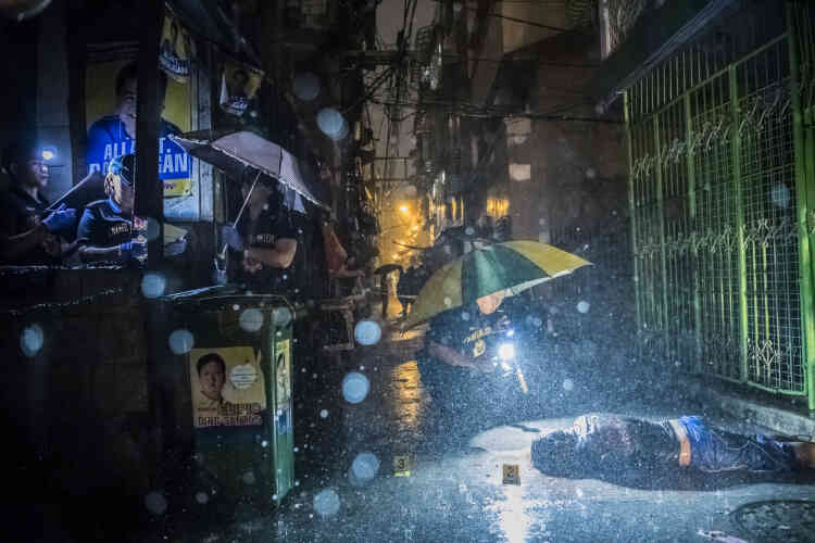 Romeo Joel Torres Fontanilla, 37 ans, gît assassiné dans une rue de Manille, au début du mois d’octobre 2016. Le trafic de drogue entraîne de nombreux assassinats aux Philippines. Une campagne de lutte contre le phénomène a été lancée au début de juin, entraînant l’arrestation de plus de 2 000 personnes.