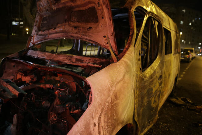 Carcasse d’un van brûlé à Argenteuil, dimanche 12 février 2017.