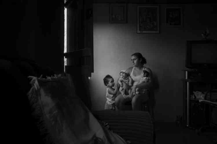 Brésil. Marcela, deux ans, observe ses petites sœurs jumelles, Heloisa et Heloa, âgées de sept mois. Elles souffrent toutes les deux de microencéphalie, causée par le virus Zika, contracté par leur mère pendant sa grossesse.