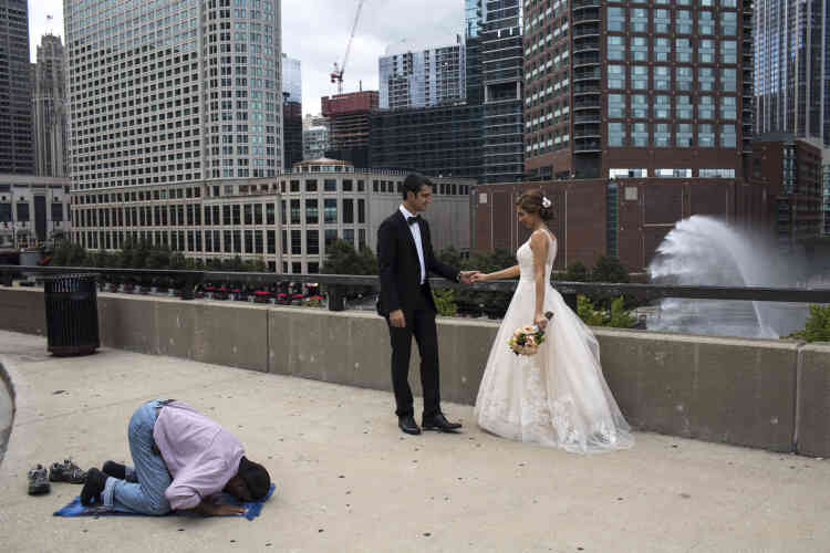 New York. Un chauffeur de taxi musulman fait sa prière tandis que Tara et Souroush, deux étudiants iraniens, posent pour leur photo de mariage. Image extraite d’une projet sur la jeunesse iranienne.