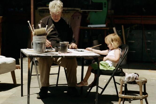 Le cinéaste David Lynch dans son atelier à Los Angeles avec sa fille.