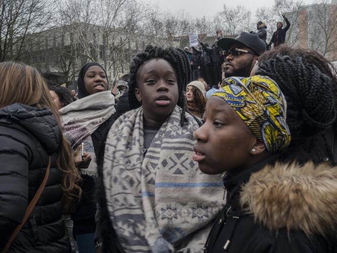 Venus de plusieurs banlieues de Paris,de jeunes manifestants demandent justice suite à l’agression de Théo L., devant le tribunal de Bobigny, le 11 février.