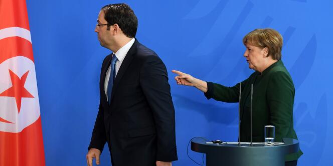 Le premier ministre tunisien Youssef Chahed et la chancelière allemande Angela Merkel quittent leur conférence de presse conjointe à Berlin, le 14 février 2017.