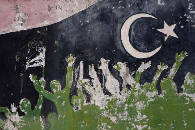 Dans le Musée de la révolution, désespérément vide, une fresque rappelle la révolte du peuple libyen, les bras levés.
