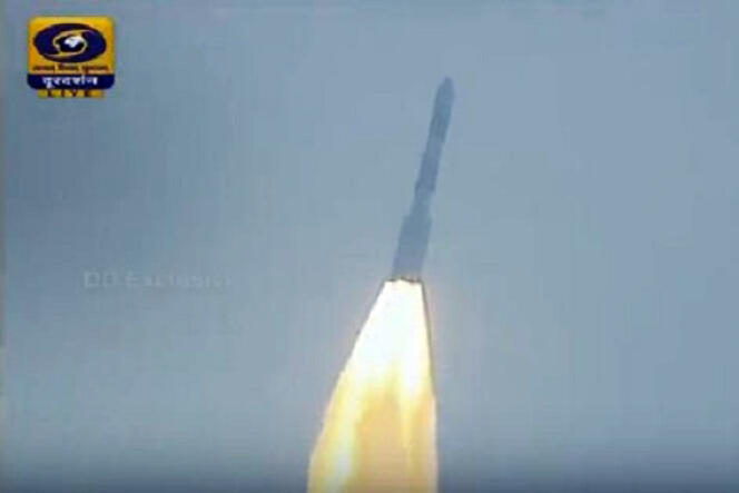 Le décollage de la fusée PSLV-C37 de la base spatiale de Sriharikota, en Inde.