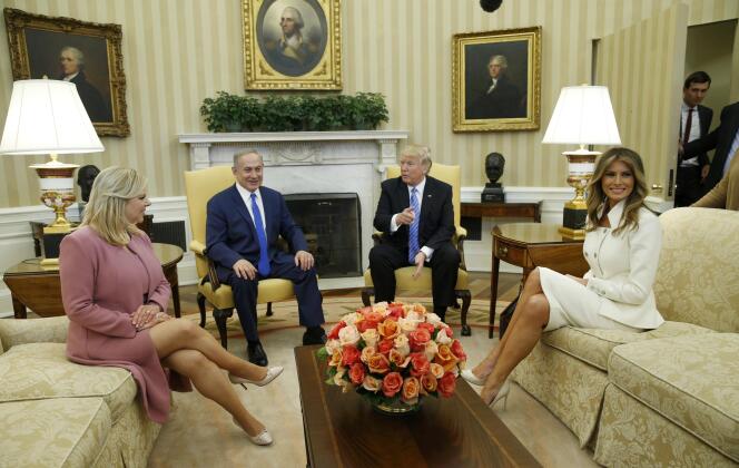 Le président Trump, sa femme Mélania et son beau-fils et conseiller Jared Kushner (derrière la porte) rencontrent le premier ministre israélien Benjamin Netanyahou et sa femme Sara dans le bureau ovale de la maison blanche le 15 février.
