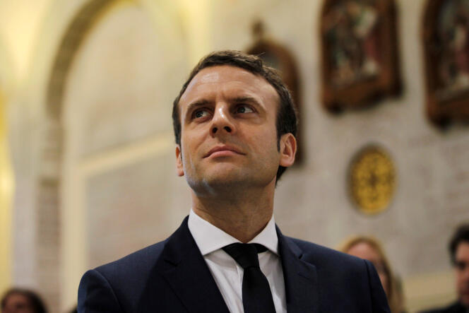 Emmanuel Macron lors de la visite de la basilique Notre-Dame d’Afrique à Alger, le 14 février.