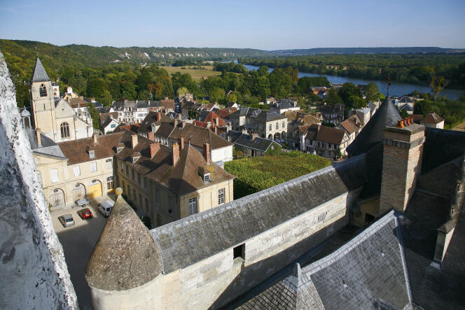 La Roche-Guyon, vue du château sur les toits du village.