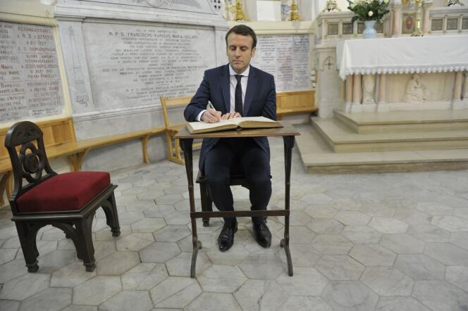 Emmanuel Macron signe le livre d’or de la basilique Notre-Dame d’Afrique dans le quartier de Bab El-Oued à Alger, le 14 février.