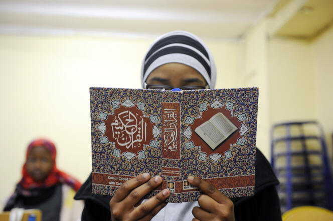 Une jeune fille lit un passage du Coran, dans une école coranique de Marseille, en mars 2012.