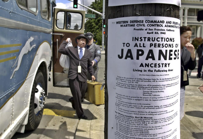 En avril 2002, à Watsonville (Californie), reconstitution de l’internement des Japonais-Américains en 1942. Au premier plan, la reproduction d’une affiche de l’époque.