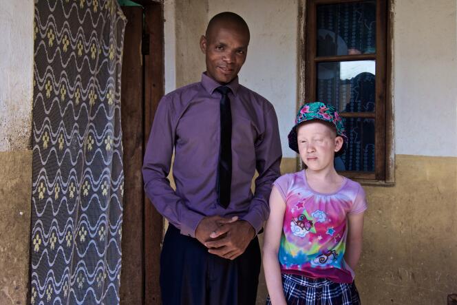 Annie Alfred et son père Amon, devant leur maison de Bangwé, « la montagne qui pleure » en langue chichewa, le 21 janvier 2017.