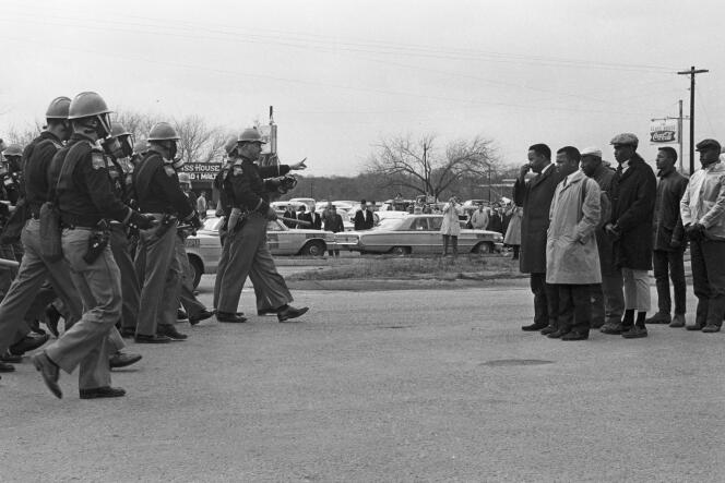 Marche pour  les droits civiques de Selma à Montgomery, dans l’Alabama, en mars 1965. Deux minutes d’avertissement.