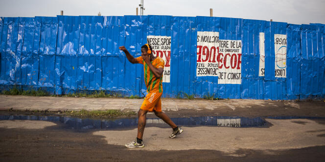 Un boxeur s’entraîne à Kinshasa, près du stade Tata Raphael.