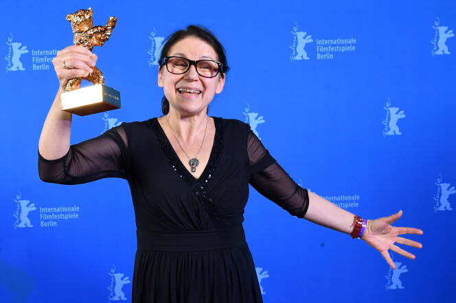 La réalisatrice Ildiko Enyedi reçoit l’Ours d’or pour son film « On Body and Soul », à Berlin, le 18 février 2017.