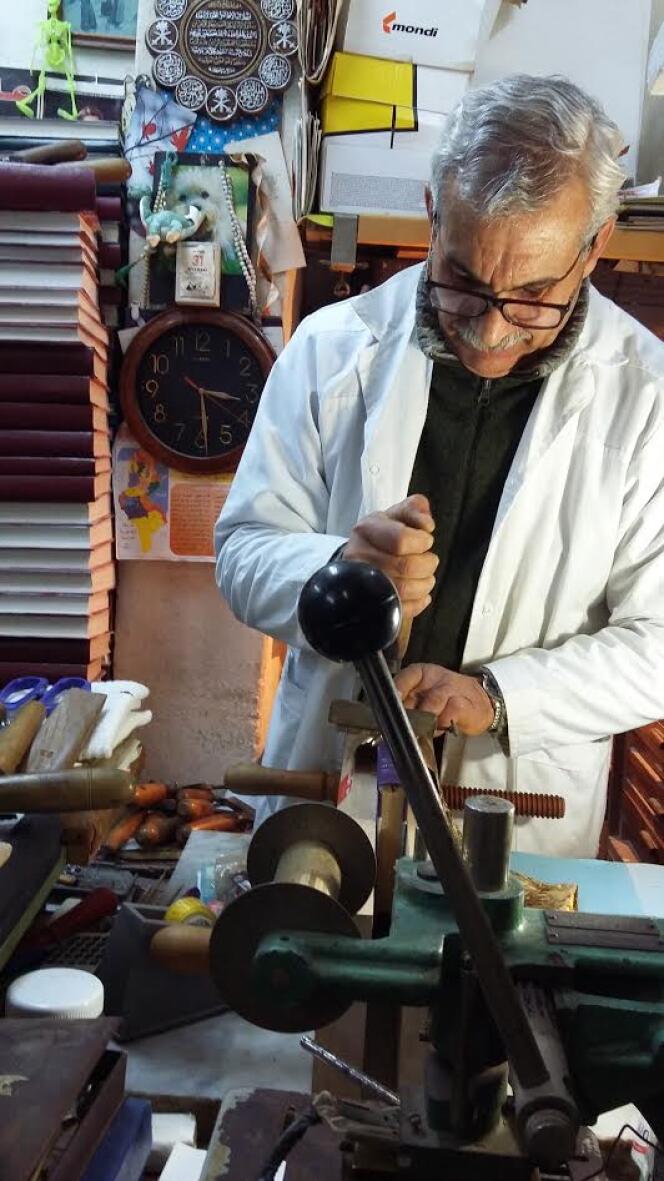 Mohamed Ben Sassi dans son atelier de la rue de l’Agha, à Tunis, en février 2017.