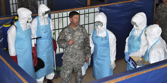 Des soldats américains forment des travailleurs médicaux à la gestion du virus Ebola, dans une unité de police de Monrovia, au Liberia, en novembre 2014.