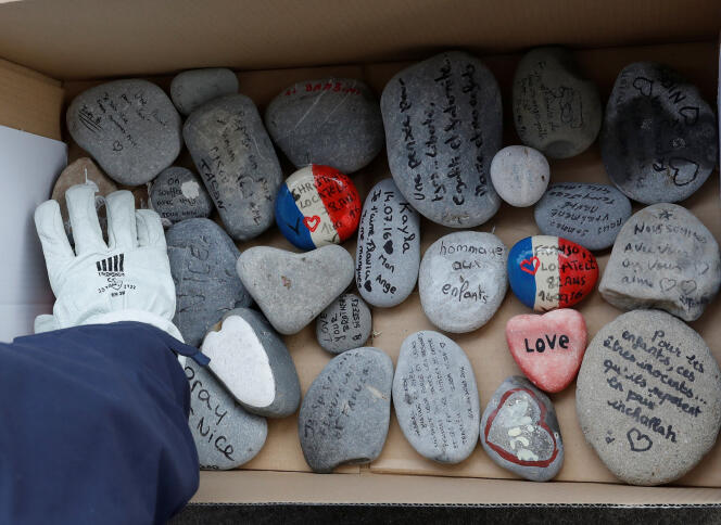 « La France compte désormais officiellement 2 000 volontaires investis dans les réseaux de l’EI » (Photo: collectes le 9 février des galets posés comme messages en hommage aux victimes de l’attentat du 14 juillet 2016 à Nice, Alpe- Maritimes).