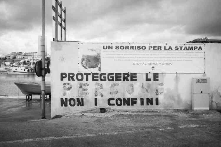 Sur le petit port de Lampedusa, on peut lire cette injonction en forme de cri du cœur : « Protéger les gens, pas les frontières. »